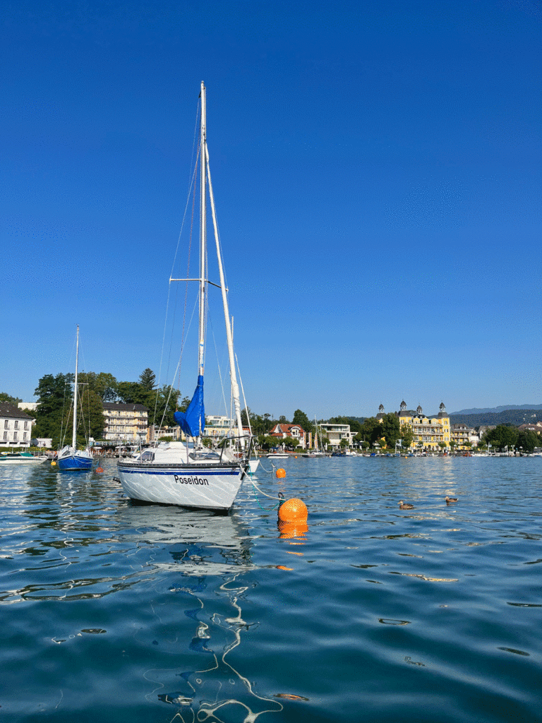 segeln-am-woerthersee-charter-mieten-segel-motor-see-aussenansicht-poseidon-schlosshotel-velden-segelboot